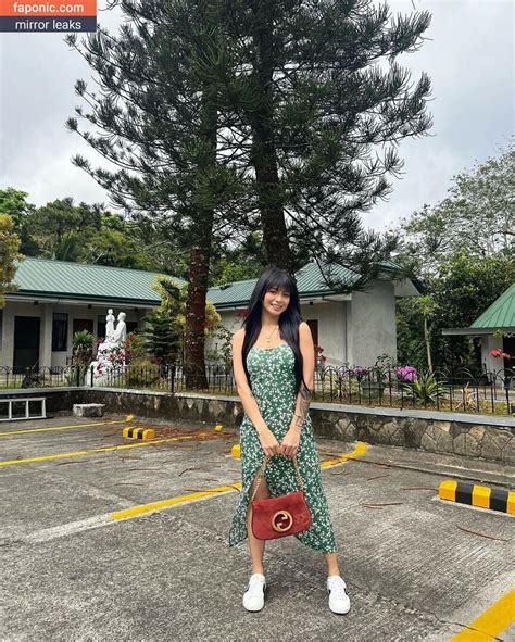 Instagram Asian Siobe Lim (Krystal Mana) .